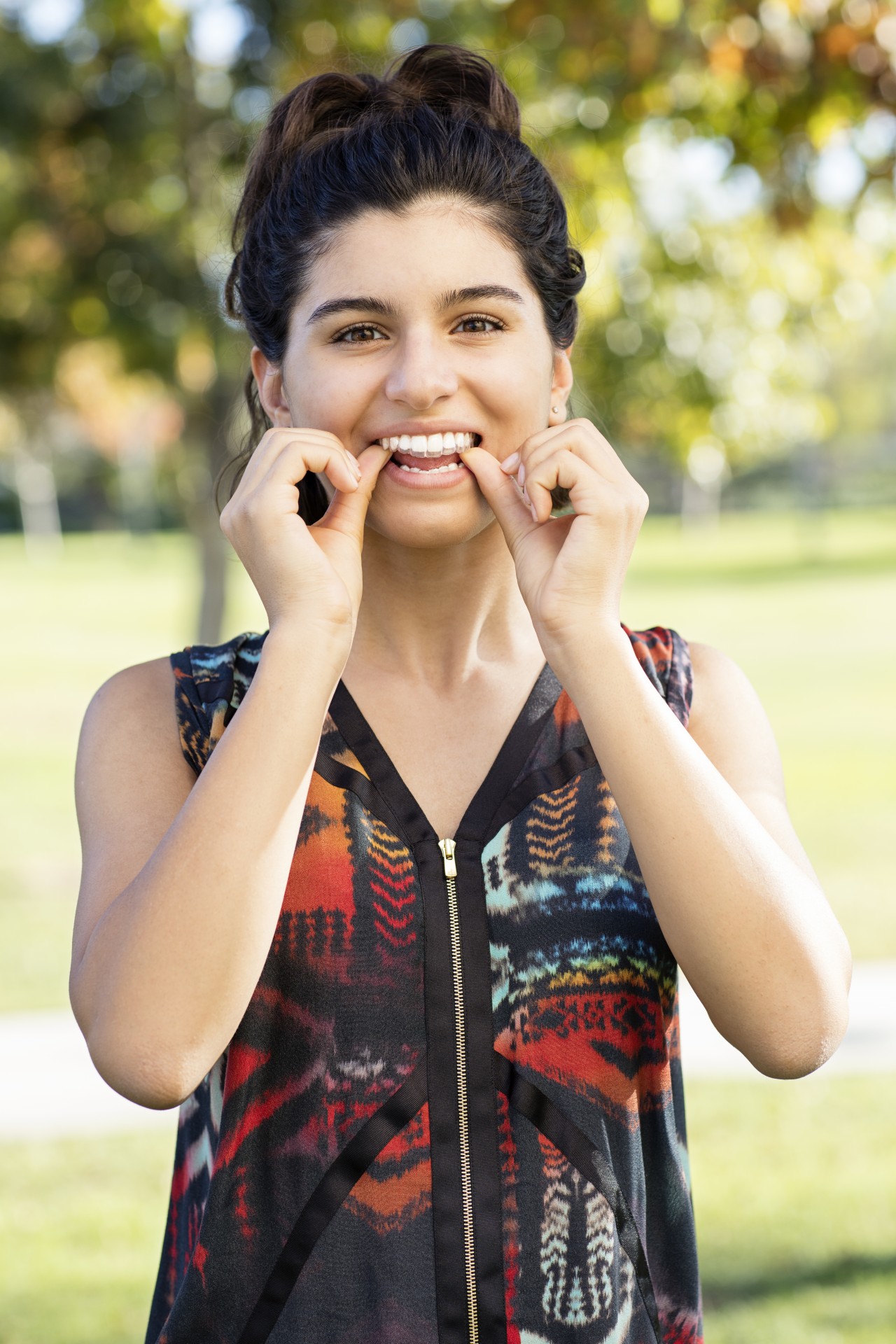 Caso Invisalign — paciente retirando alineador invisible en Smile Implant Center