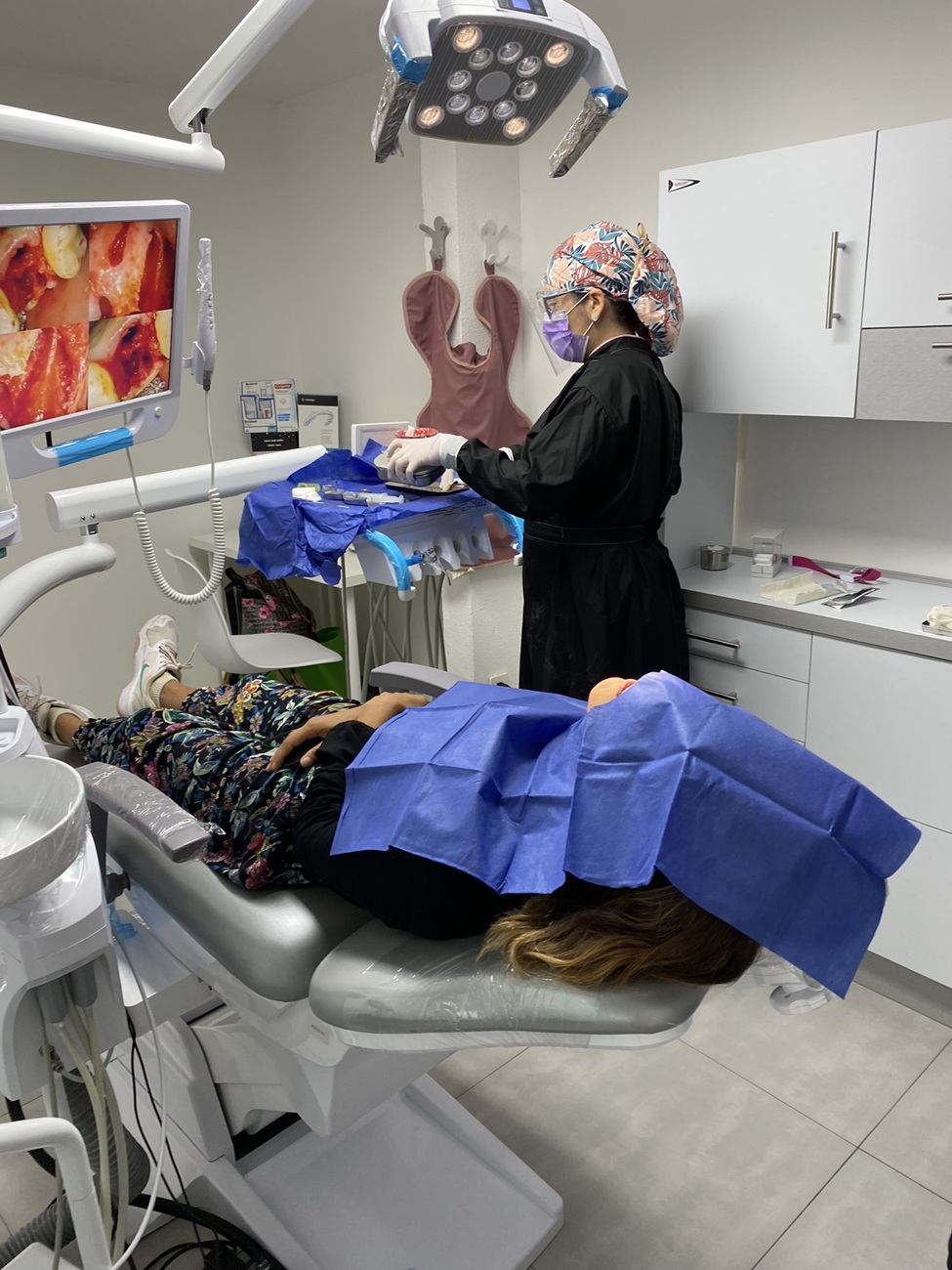 Dra. Alejandra Rodr&iacute;guez Goncalves durante cirug&iacute;a de implantes en Smile Implant Center