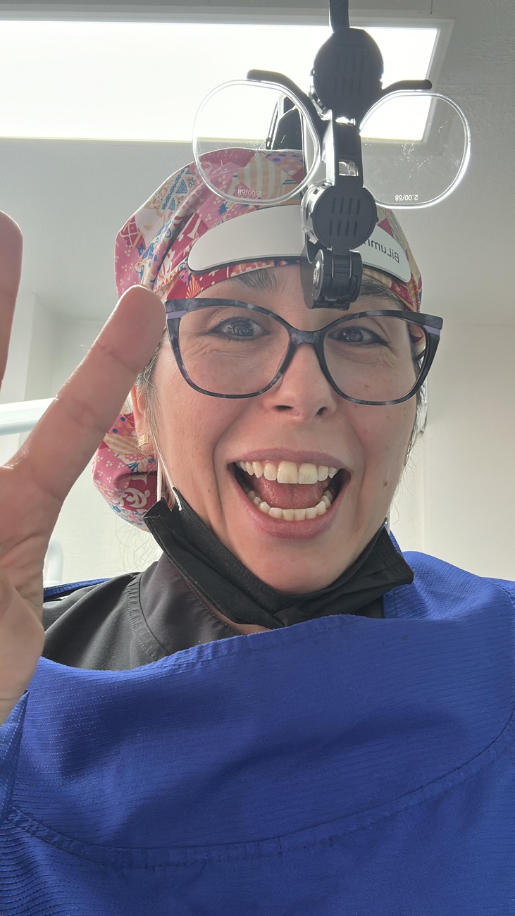 Dra. Alejandra Rodr&iacute;guez Goncalves en contexto cl&iacute;nico en Smile Implant Center