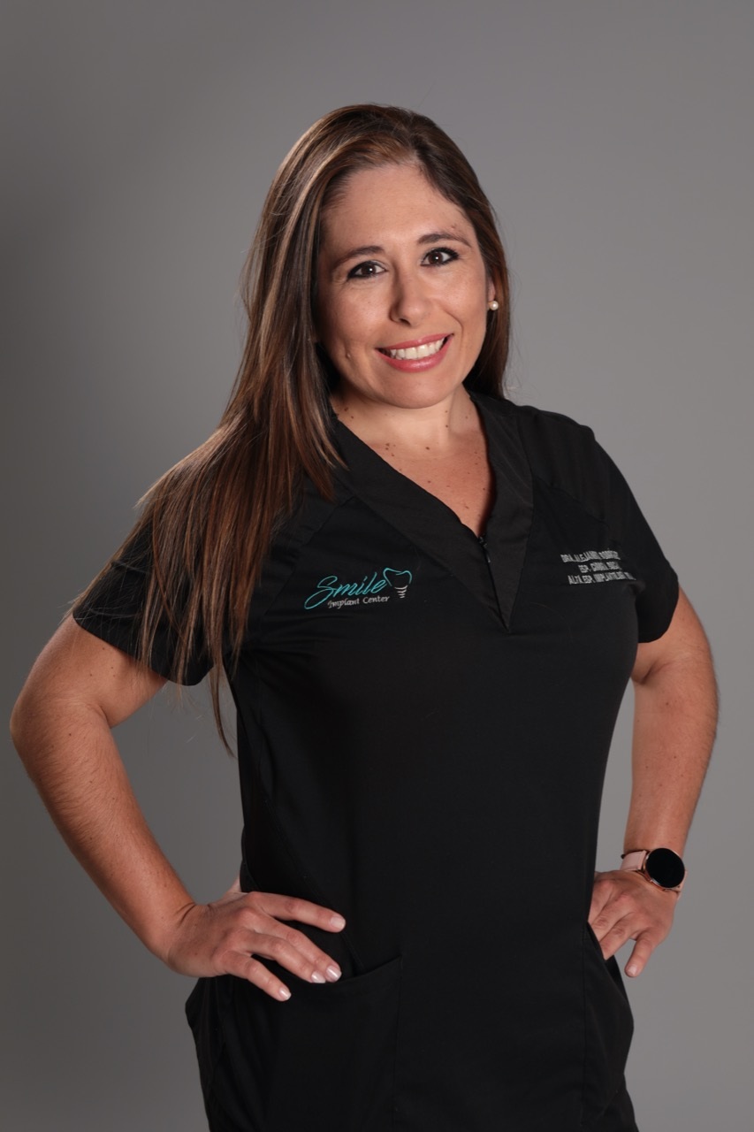 Retrato profesional de la Dra. Alejandra Rodr&iacute;guez Goncalves en Smile Implant Center