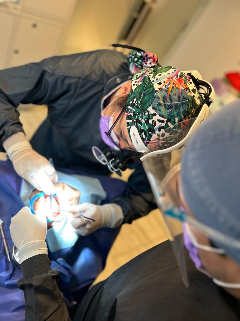 Dra. Alejandra Rodr&iacute;guez Goncalves con paciente en Smile Implant Center